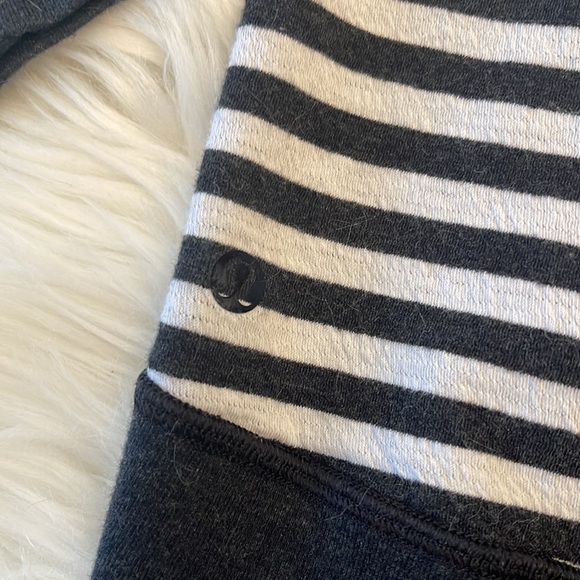 Size 6 lululemon sweater - Picture 4 of 4